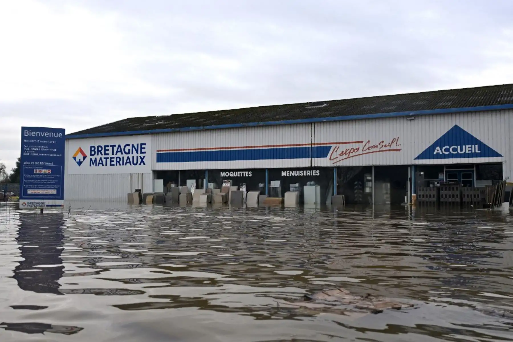 Tiendas comerciales en aguas inundadas, cerca de la intersección del río Vilaine y el canal de Nantes a Brest, en Redon, oeste de Francia. Foto: AFP