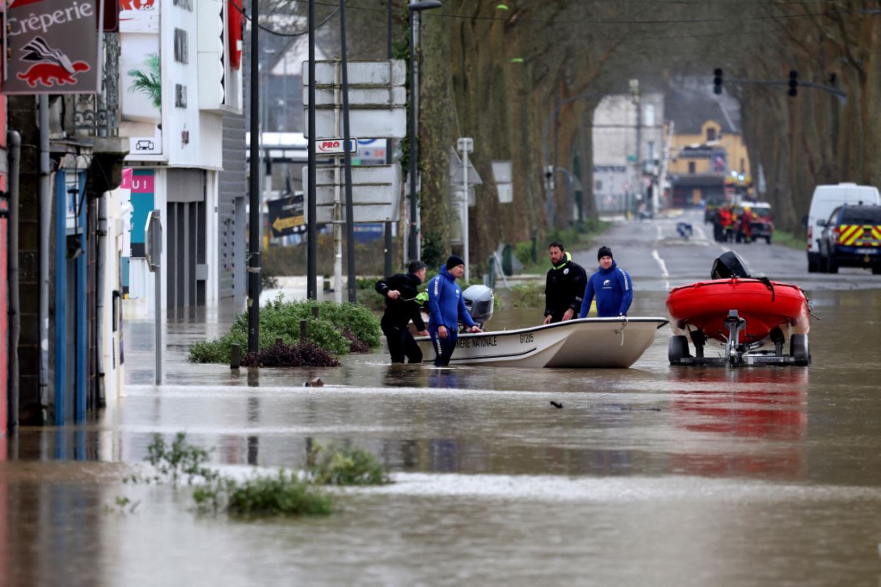 Rescatistas en aguas inundadas, cerca de la intersección del río Vilaine y el canal de Nantes a Brest, en Redon, oeste de Francia. Foto: AFP