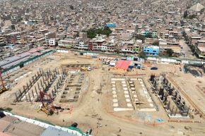 La construcción de las 14 escuelas bicentenario se inició en la quincena de diciembre del 2024 tras la demolición de la antigua infraestructura. Mientras se levantan las nuevas y modernas aulas, los estudiantes no perderán sus clases porque estudiarán en ambientes temporales. Fotos: ANDINA/Daniel Bracamonte