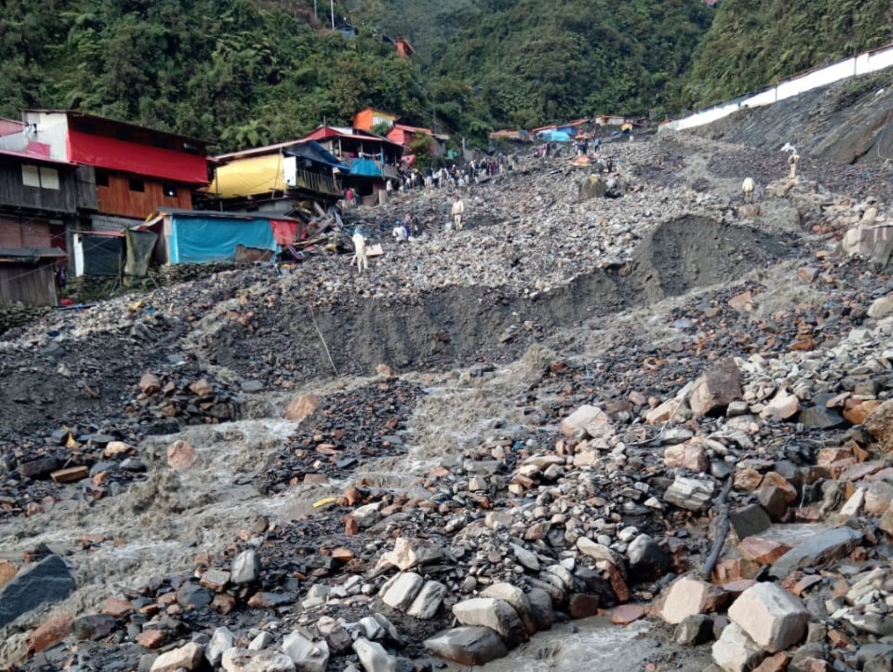 Varias viviendas de un campamento minero ubicado en el distrito de Ituata, en la provincia puneña de Carabaya, fueron arrasadas por un huaico de grandes proporciones. Foto: COER Puno