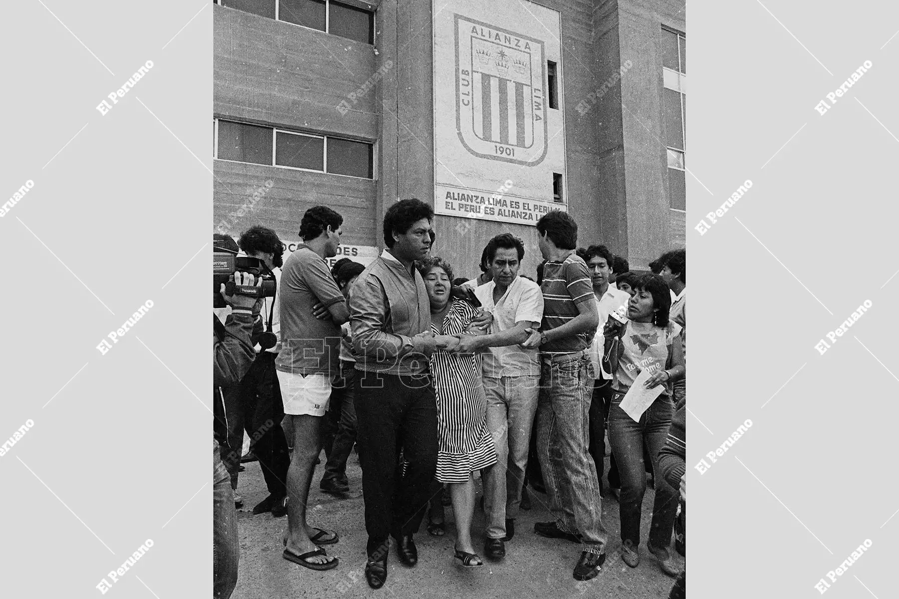 Lima - 9 diciembre 1987 / Escenas de profundo dolor protagonizaron familiares de los futbolistas de Alianza Lima en el estadio de Matute luego de confirmarse  la desaparición del avión Fokker F-27 en el mar de Ventanilla. Foto: Archivo Histórico de El Peruano / Alejandro Aguirre