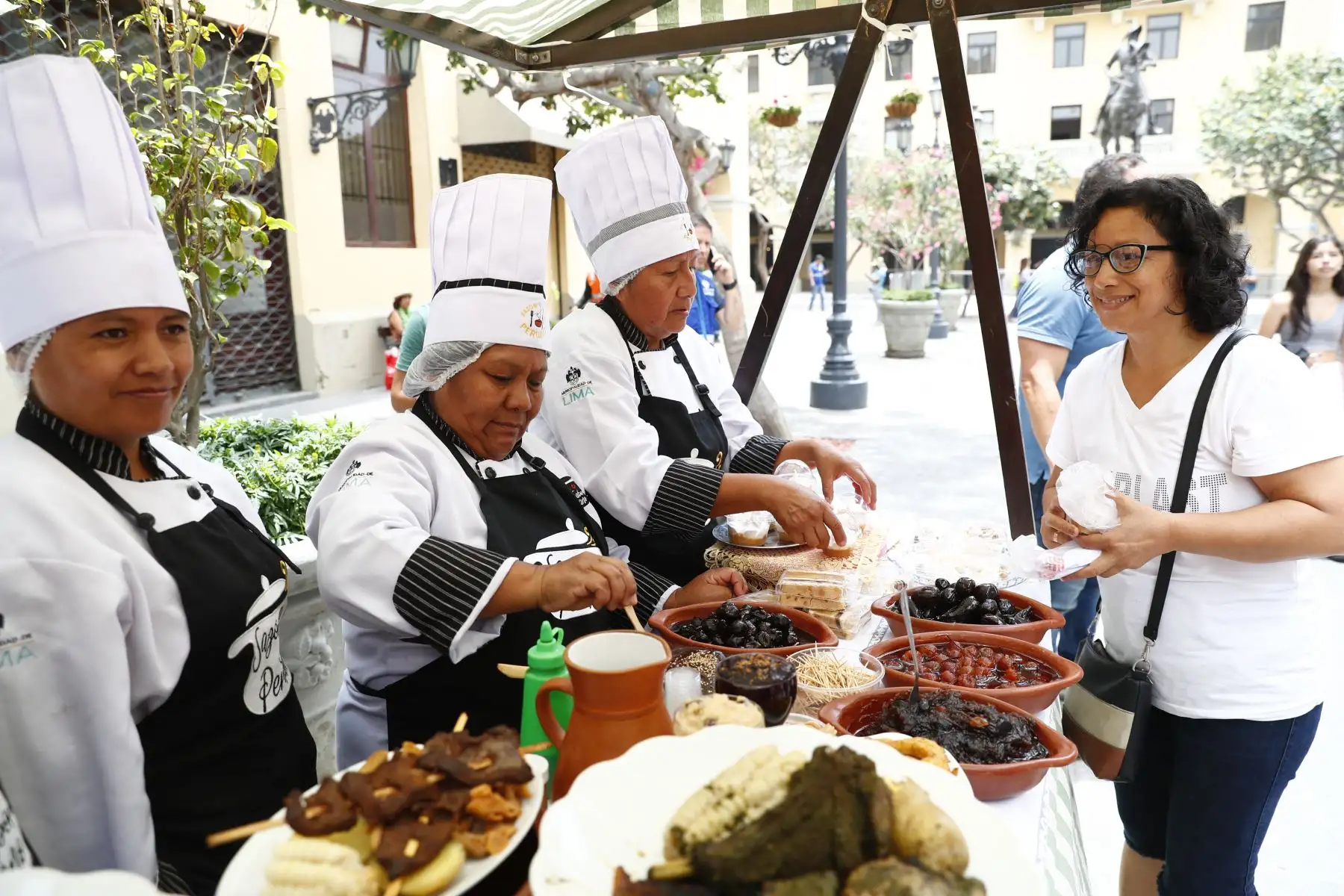 En el Festival del Pisco Sour y el Chilcano, que se realizará el sábado 1 de febrero en la Plaza de Armas de Lima, también se hará presente la gastronomía, ofreciendo al público asistente una gran variedad de platos típicos y postres de todas las regiones del Perú. Foto: ANDINA/Daniel Bracamonte