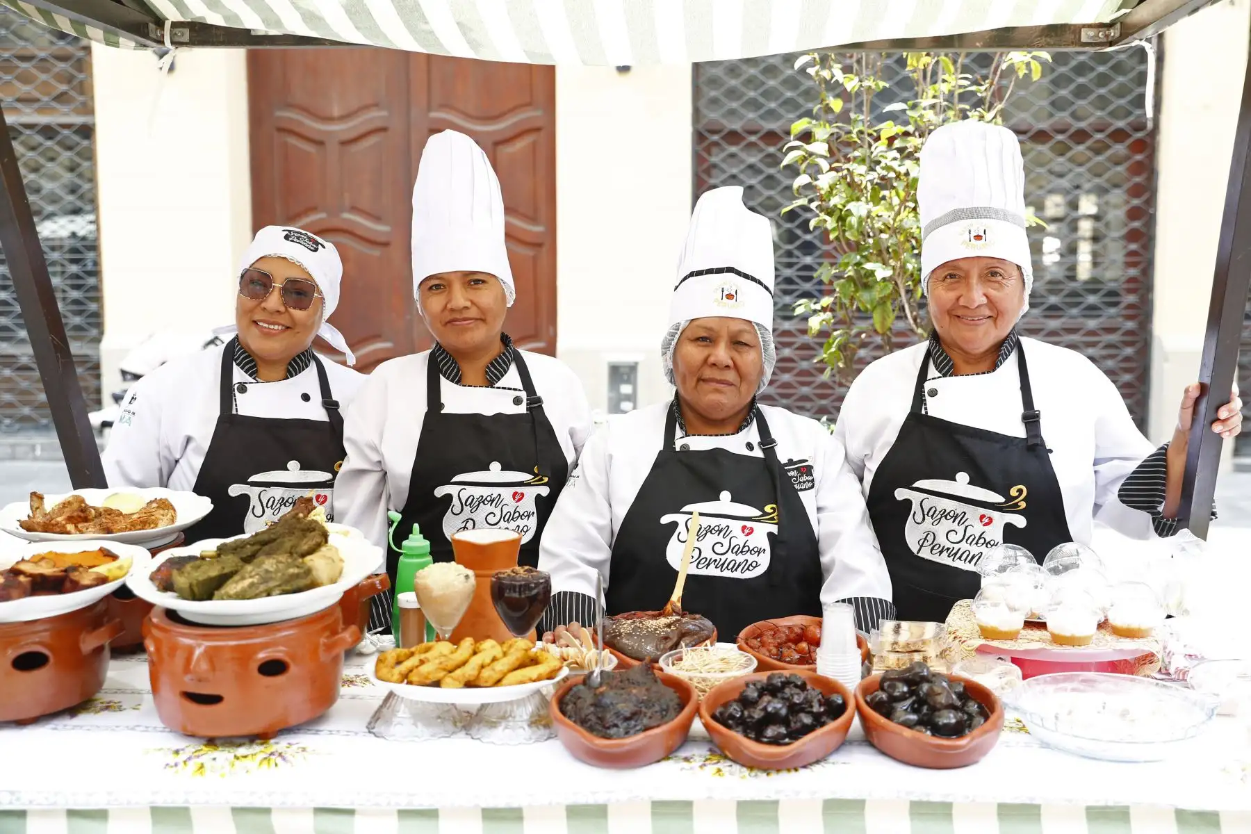 En el Festival del Pisco Sour y el Chilcano, que se realizará el sábado 1 de febrero en la Plaza de Armas de Lima, también se hará presente la gastronomía, ofreciendo al público asistente una gran variedad de platos típicos y postres de todas las regiones del Perú. Foto: ANDINA/Daniel Bracamonte