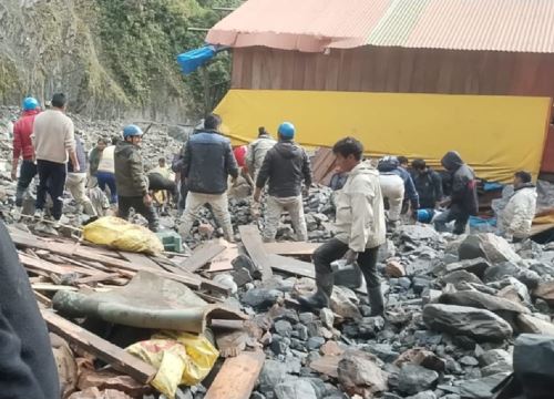 Brigadas de rescate trabajan en la búsqueda de posibles personas desaparecidas tras el huaico de grandes proporciones registrado en el distrito Ituata, en la provincia puneña de Carabaya.