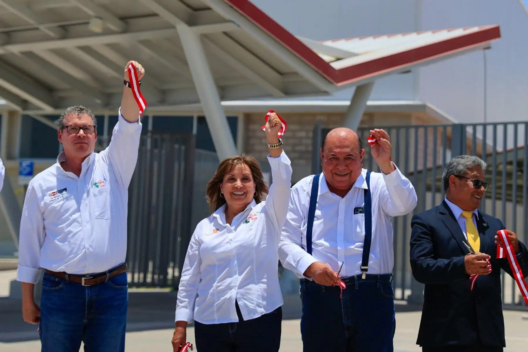 La presidenta Dina Boluarte participa en la ceremonia de inauguración del nuevo local del Colegio de Alto rendimiento (COAR) de Tacna. 
Foto: ANDINA/Prensa Presidencia