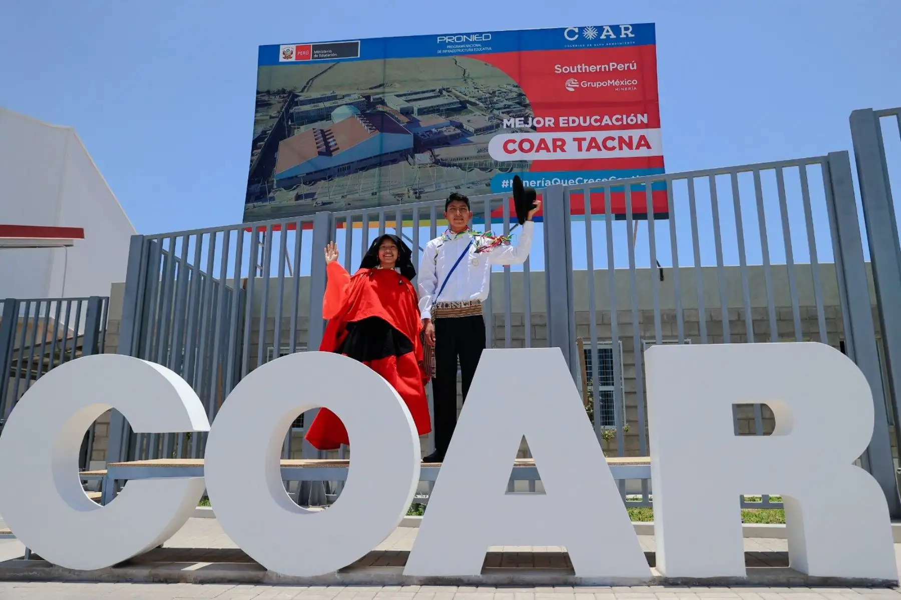 La presidenta Dina Boluarte participa en la ceremonia de inauguración del nuevo local del Colegio de Alto rendimiento (COAR) de Tacna. 
Foto: ANDINA/Prensa Presidencia