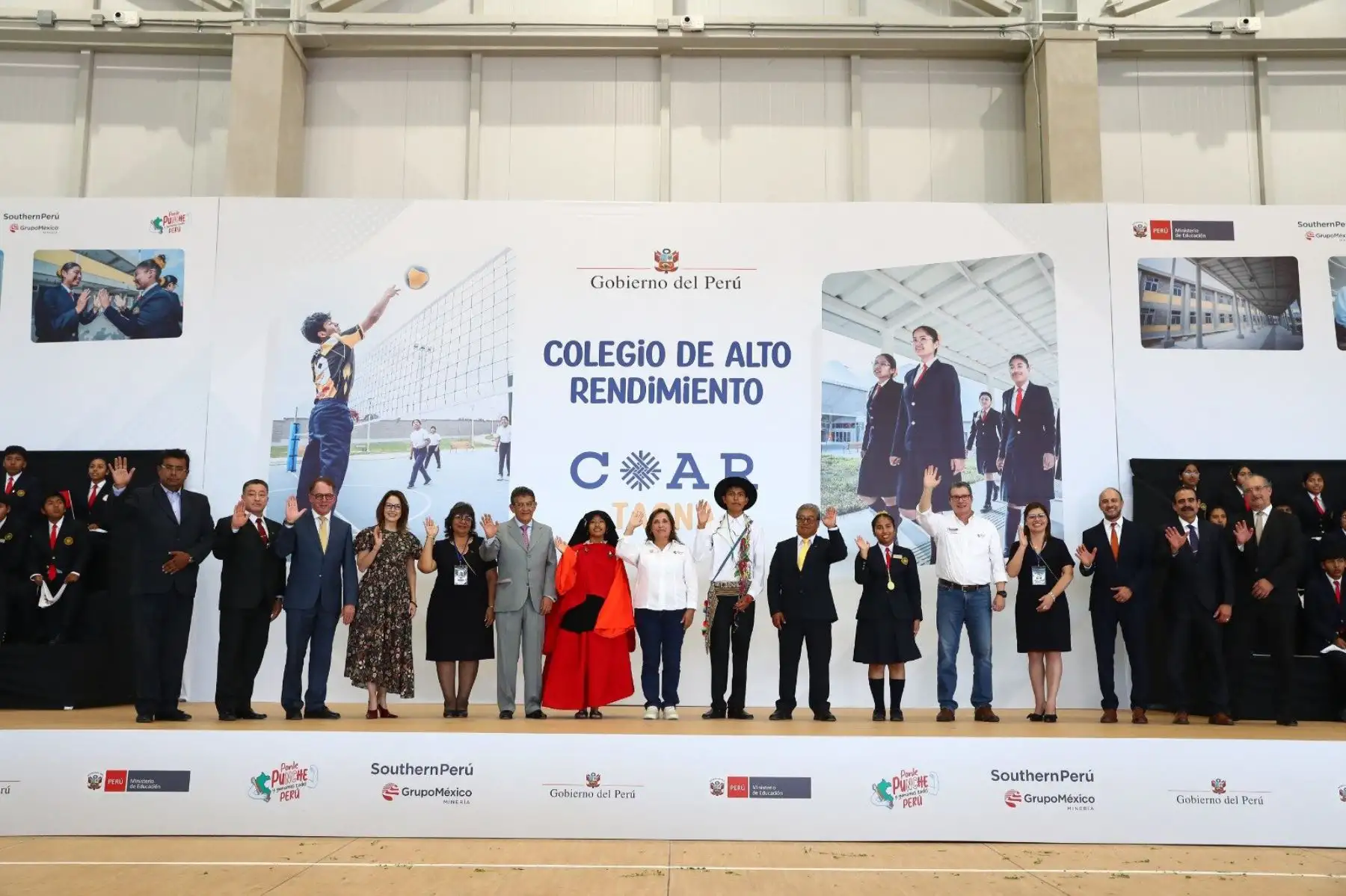 La presidenta Dina Boluarte participa en la ceremonia de inauguración del nuevo local del Colegio de Alto rendimiento (COAR) de Tacna. 
Foto: ANDINA/Prensa Presidencia
