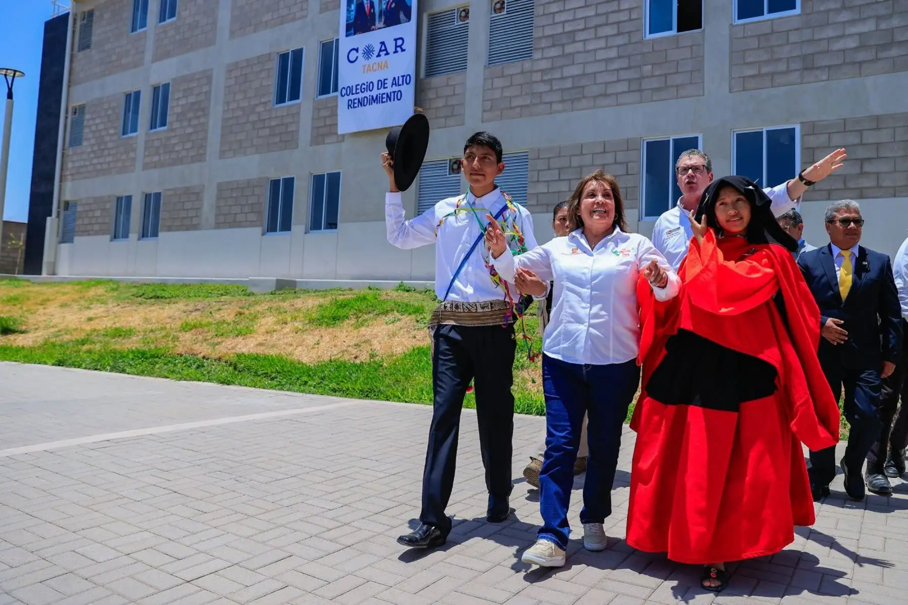La presidenta Dina Boluarte participa en la ceremonia de inauguración del nuevo local del Colegio de Alto rendimiento (COAR) de Tacna. 
Foto: ANDINA/Prensa Presidencia