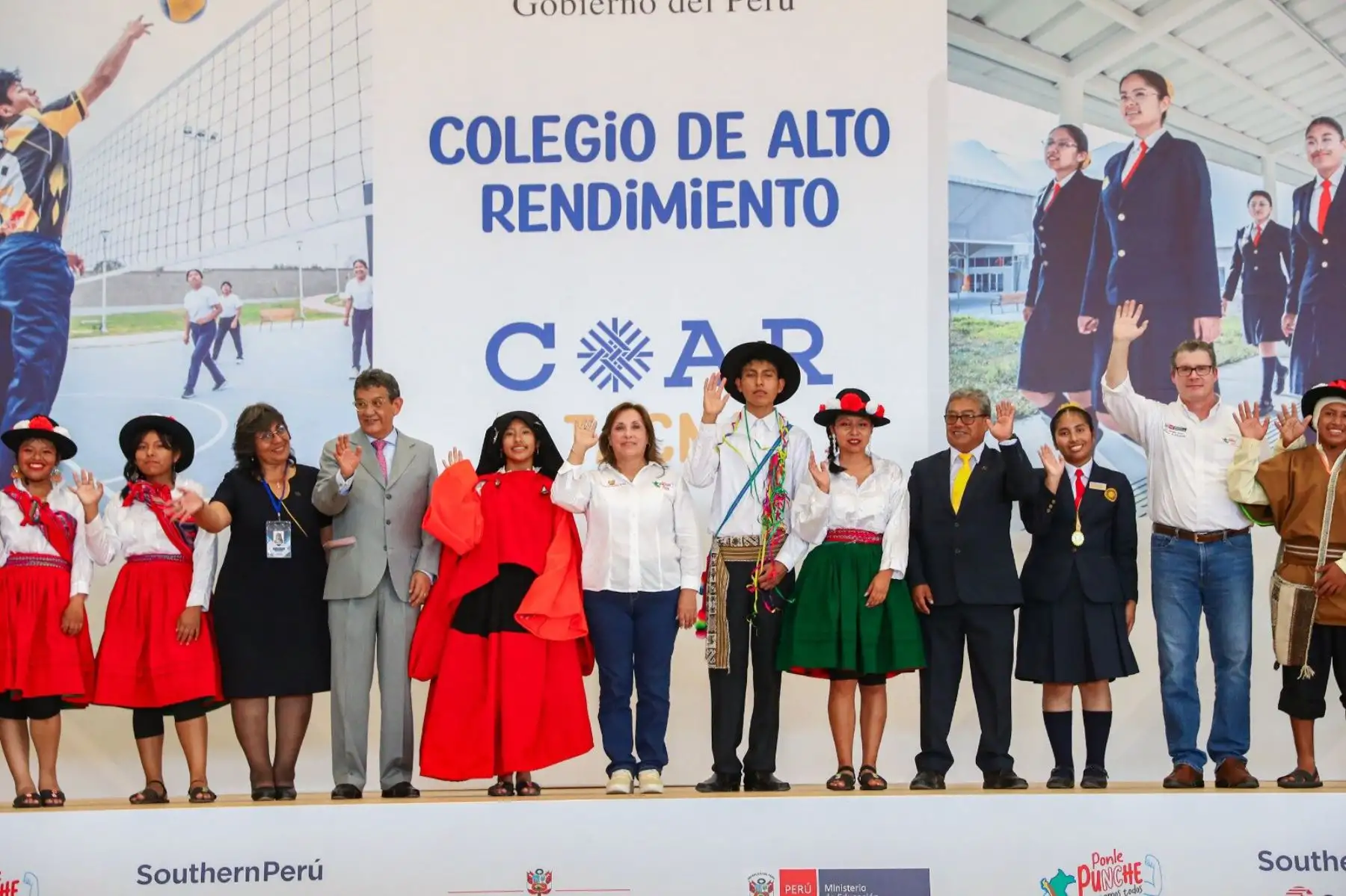 La presidenta Dina Boluarte participa en la ceremonia de inauguración del nuevo local del Colegio de Alto rendimiento (COAR) de Tacna. 
Foto: ANDINA/Prensa Presidencia