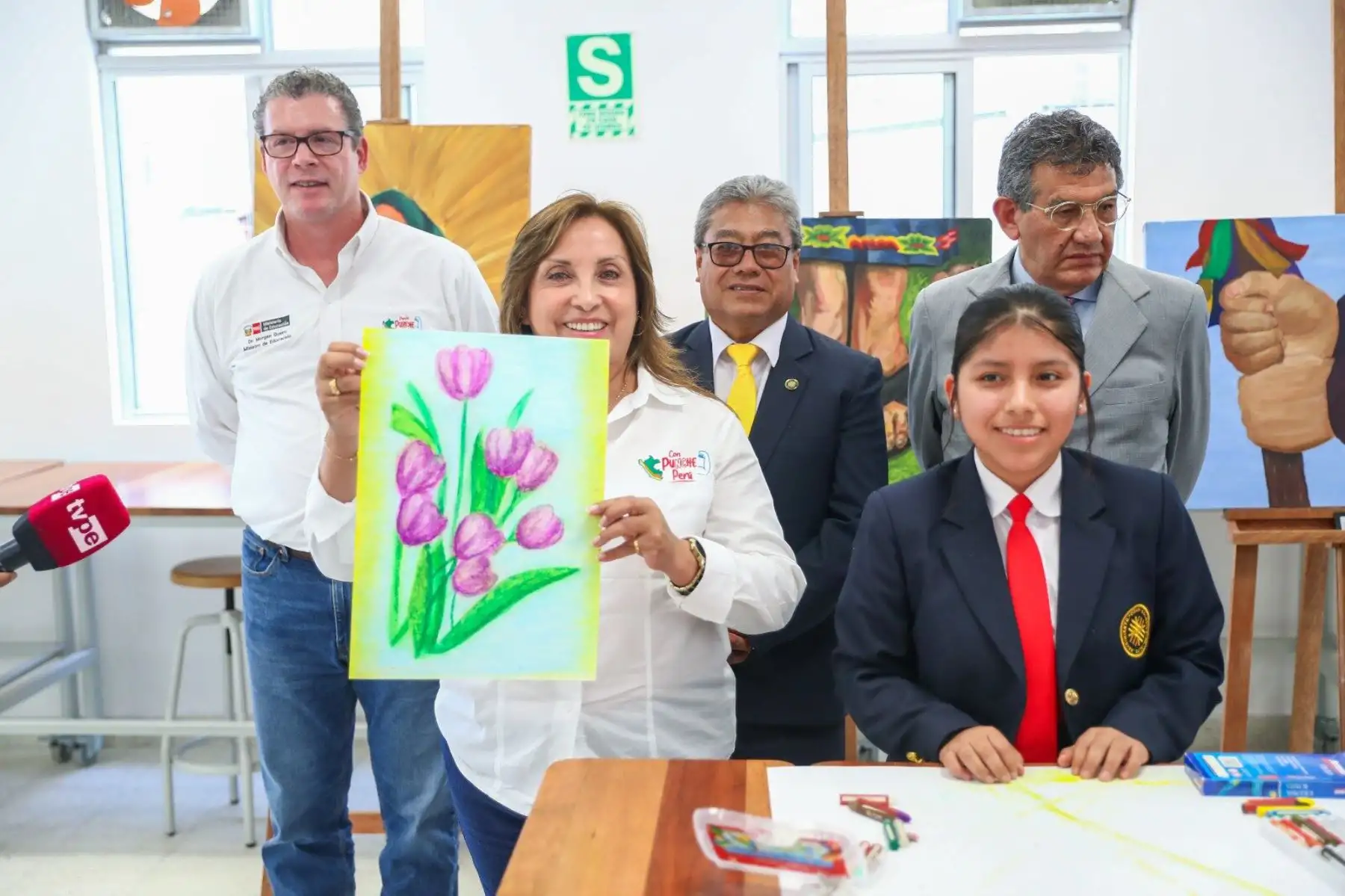 La presidenta Dina Boluarte participa en la ceremonia de inauguración del nuevo local del Colegio de Alto rendimiento (COAR) de Tacna. 
Foto: ANDINA/Prensa Presidencia