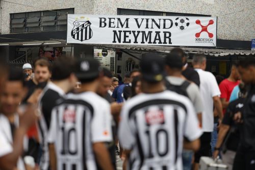 Un aficionado del club Santos llegan al estadio Vila Belmiro este viernes, donde se realizará su presentación del delantero brasileño Neymar, en Santos (Brasil).  Foto: EFE