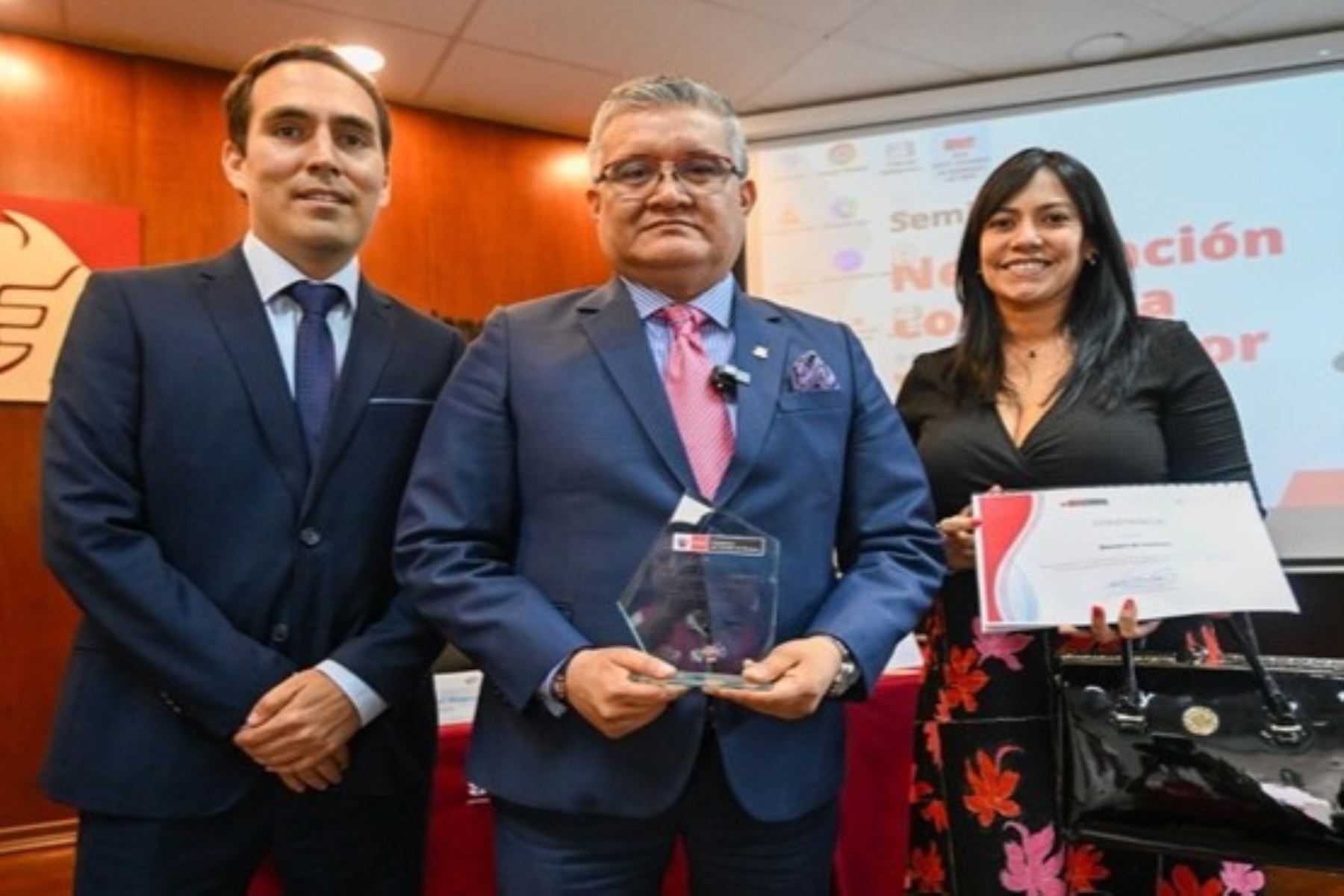 El ministro del Ambiente, Juan Carlos Castro, recibió el reconocimiento en la ceremonia de presentación del Informe Anual y de premiación. Foto: Minam