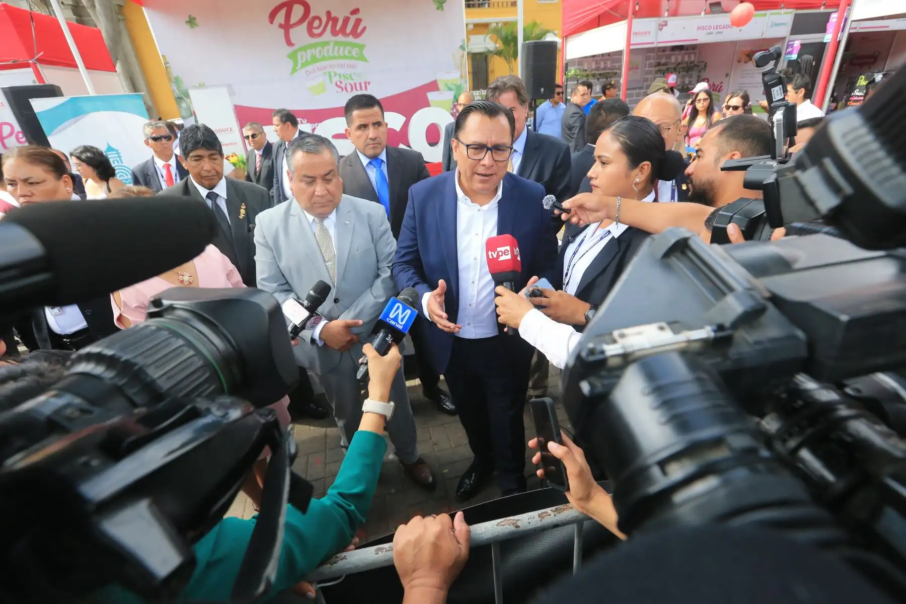 El Ministerio de la Producción y la Municipalidad Distrital de Barranco,  inauguran Feria Perú Produce por el Día Nacional del Pisco Sour, que contará con la participación de más 45 mype entre bodegas pisqueras, gastronómicas y alimentos y bebidas en general. 

Los empresarios de Ica, Lima, Tacna, Moquegua, entre otros, ofertarán lo mejor de su producción a precios increíbles de feria. FOTO:ANDINA/Hector Vinces.
