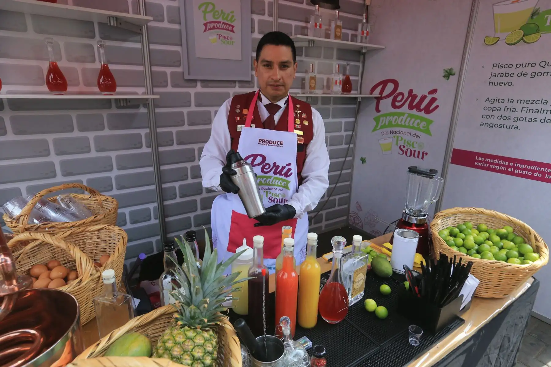 El Ministerio de la Producción y la Municipalidad Distrital de Barranco,  inauguran Feria Perú Produce por el Día Nacional del Pisco Sour, que contará con la participación de más 45 mype entre bodegas pisqueras, gastronómicas y alimentos y bebidas en general. 

Los empresarios de Ica, Lima, Tacna, Moquegua, entre otros, ofertarán lo mejor de su producción a precios increíbles de feria. FOTO:ANDINA/Hector Vinces.