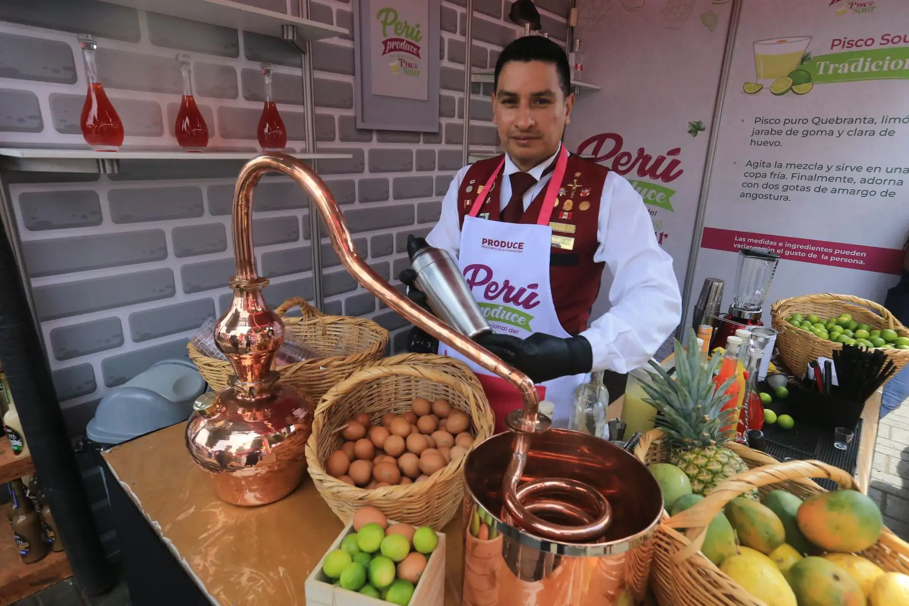 El Ministerio de la Producción y la Municipalidad Distrital de Barranco,  inauguran Feria Perú Produce por el Día Nacional del Pisco Sour, que contará con la participación de más 45 mype entre bodegas pisqueras, gastronómicas y alimentos y bebidas en general. 

Los empresarios de Ica, Lima, Tacna, Moquegua, entre otros, ofertarán lo mejor de su producción a precios increíbles de feria. FOTO:ANDINA/Hector Vinces.