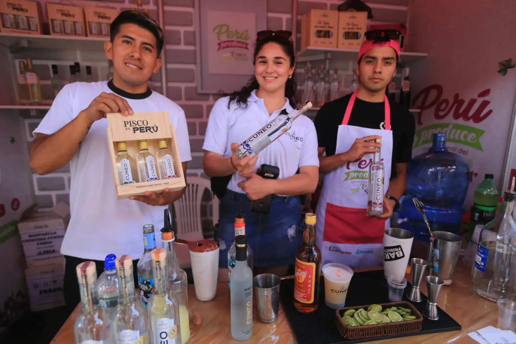 El Ministerio de la Producción y la Municipalidad Distrital de Barranco,  inauguran Feria Perú Produce por el Día Nacional del Pisco Sour, que contará con la participación de más 45 mype entre bodegas pisqueras, gastronómicas y alimentos y bebidas en general. 

Los empresarios de Ica, Lima, Tacna, Moquegua, entre otros, ofertarán lo mejor de su producción a precios increíbles de feria. FOTO:ANDINA/Hector Vinces.