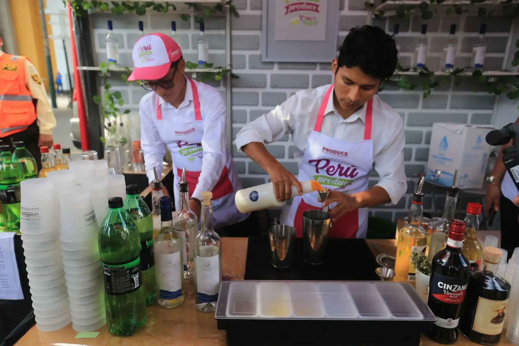 El Ministerio de la Producción y la Municipalidad Distrital de Barranco,  inauguran Feria Perú Produce por el Día Nacional del Pisco Sour, que contará con la participación de más 45 mype entre bodegas pisqueras, gastronómicas y alimentos y bebidas en general. 

Los empresarios de Ica, Lima, Tacna, Moquegua, entre otros, ofertarán lo mejor de su producción a precios increíbles de feria. FOTO:ANDINA/Hector Vinces.