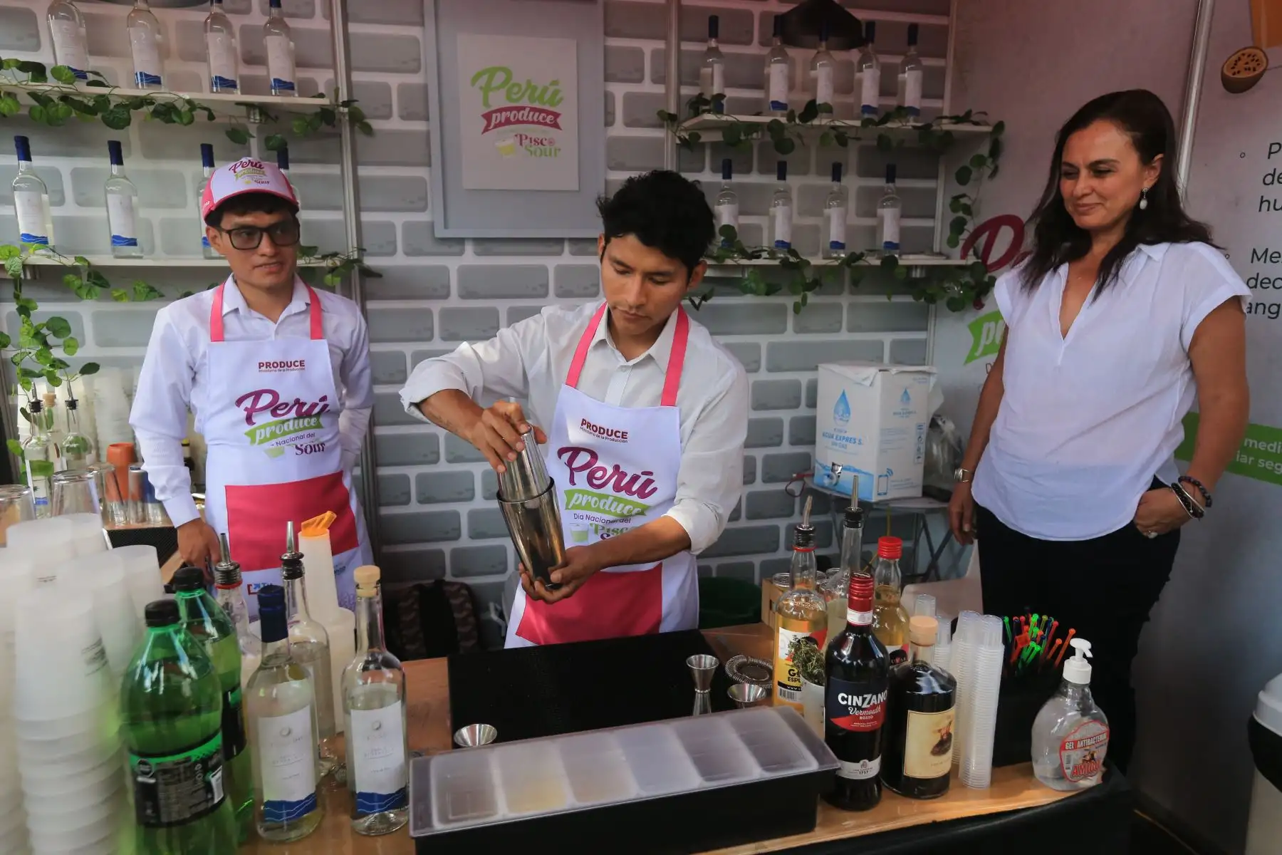 El Ministerio de la Producción y la Municipalidad Distrital de Barranco,  inauguran Feria Perú Produce por el Día Nacional del Pisco Sour, que contará con la participación de más 45 mype entre bodegas pisqueras, gastronómicas y alimentos y bebidas en general. 

Los empresarios de Ica, Lima, Tacna, Moquegua, entre otros, ofertarán lo mejor de su producción a precios increíbles de feria. FOTO:ANDINA/Hector Vinces.