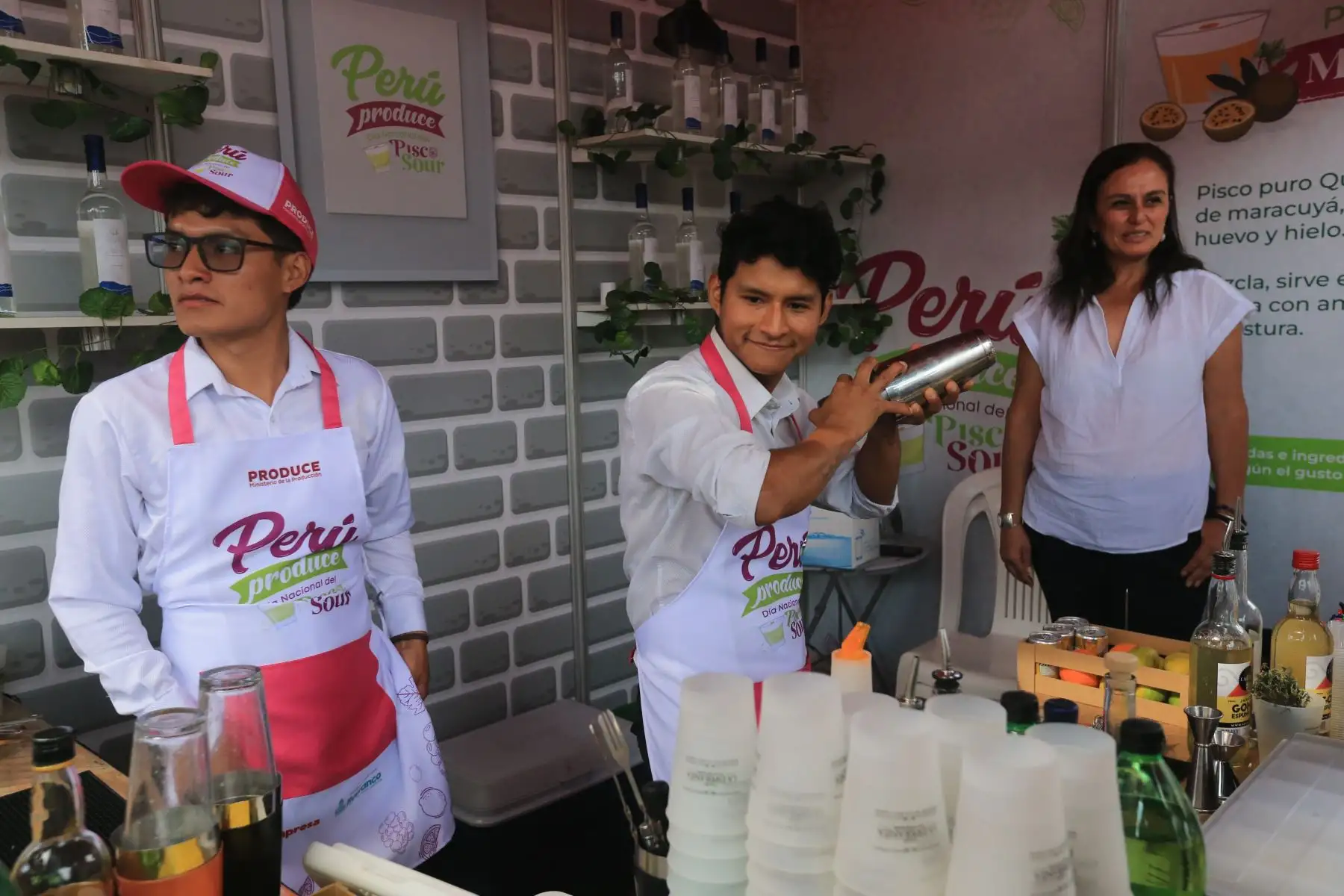 El Ministerio de la Producción y la Municipalidad Distrital de Barranco,  inauguran Feria Perú Produce por el Día Nacional del Pisco Sour, que contará con la participación de más 45 mype entre bodegas pisqueras, gastronómicas y alimentos y bebidas en general. 

Los empresarios de Ica, Lima, Tacna, Moquegua, entre otros, ofertarán lo mejor de su producción a precios increíbles de feria. FOTO:ANDINA/Hector Vinces.