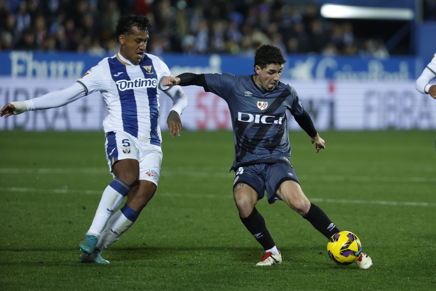 El delantero del Rayo Vallecano, Sergio Camello (d), golpea el balón ante el centrocampista peruano del Leganés, Renato Tapia, durante el encuentro correspondiente a la jornada 22 de Laliga EA Sports que disputan hoy viernes Leganés y Rayo Vallecano en el estadio de Butarque, en la localidad madrileña. Foto: EFE