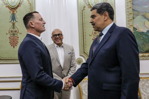 Nicolás Maduro estrecha la mano del enviado especial del presidente estadounidense, Donald Trump, Richard Grenell, en el palacio presidencial de Miraflores en Caracas. Foto: ANDINA/ AFP