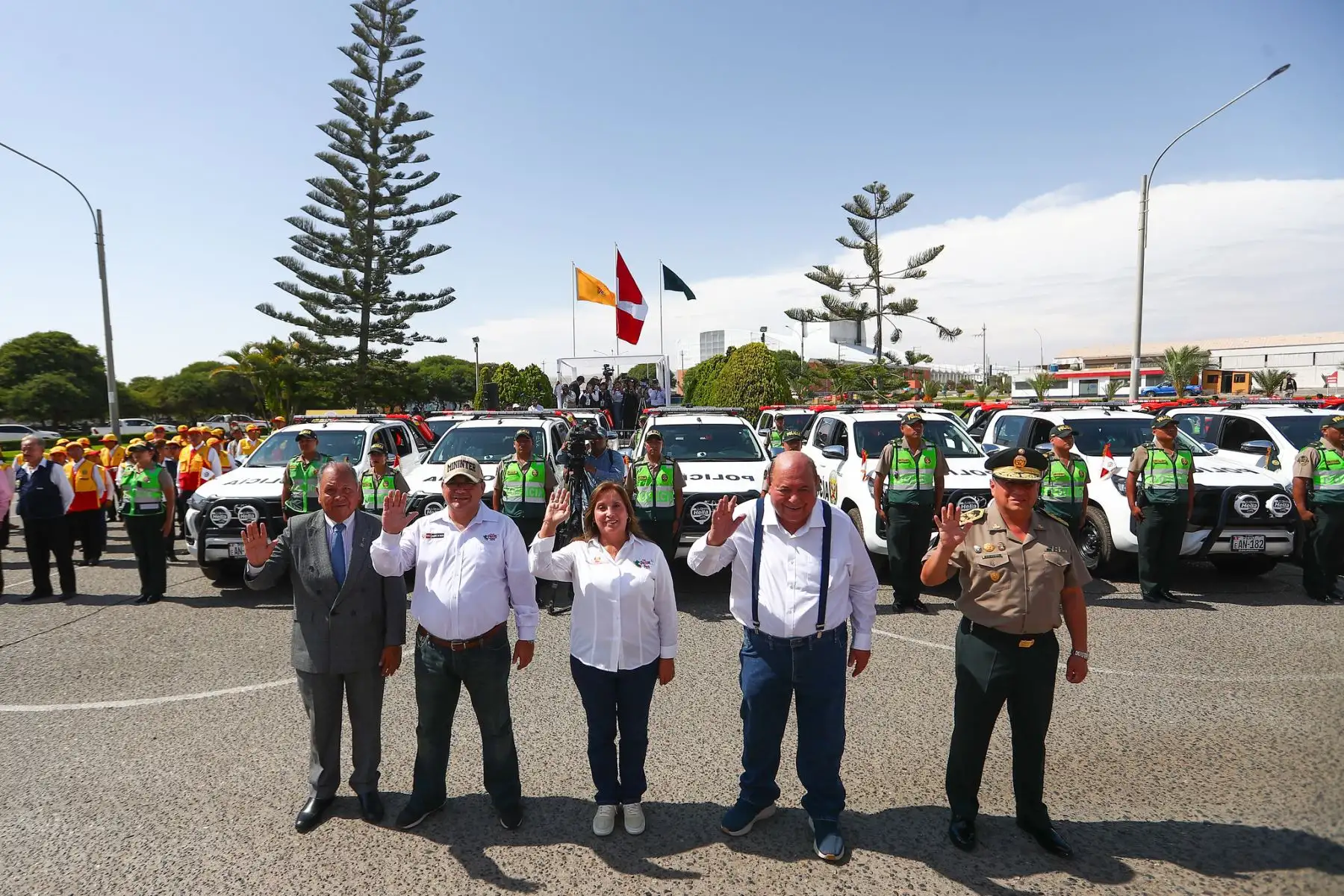 Entrega de 30 camionetas equipadas por parte del GORE Tacna a la Región Policial de Tacna. Foto: ANDINA/Prensa Presidencia
