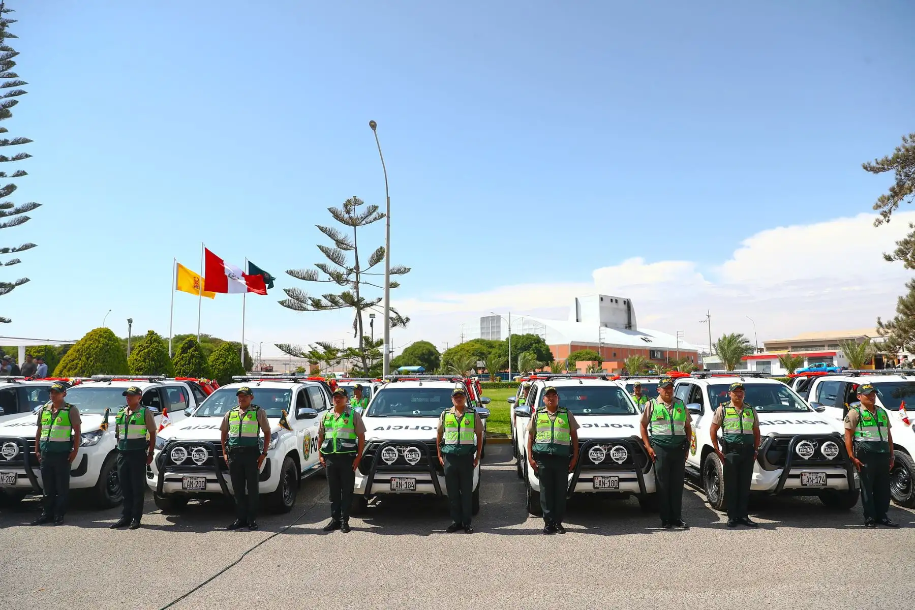 Entrega de 30 camionetas equipadas por parte del GORE Tacna a la Región Policial de Tacna. Foto: ANDINA/Prensa Presidencia