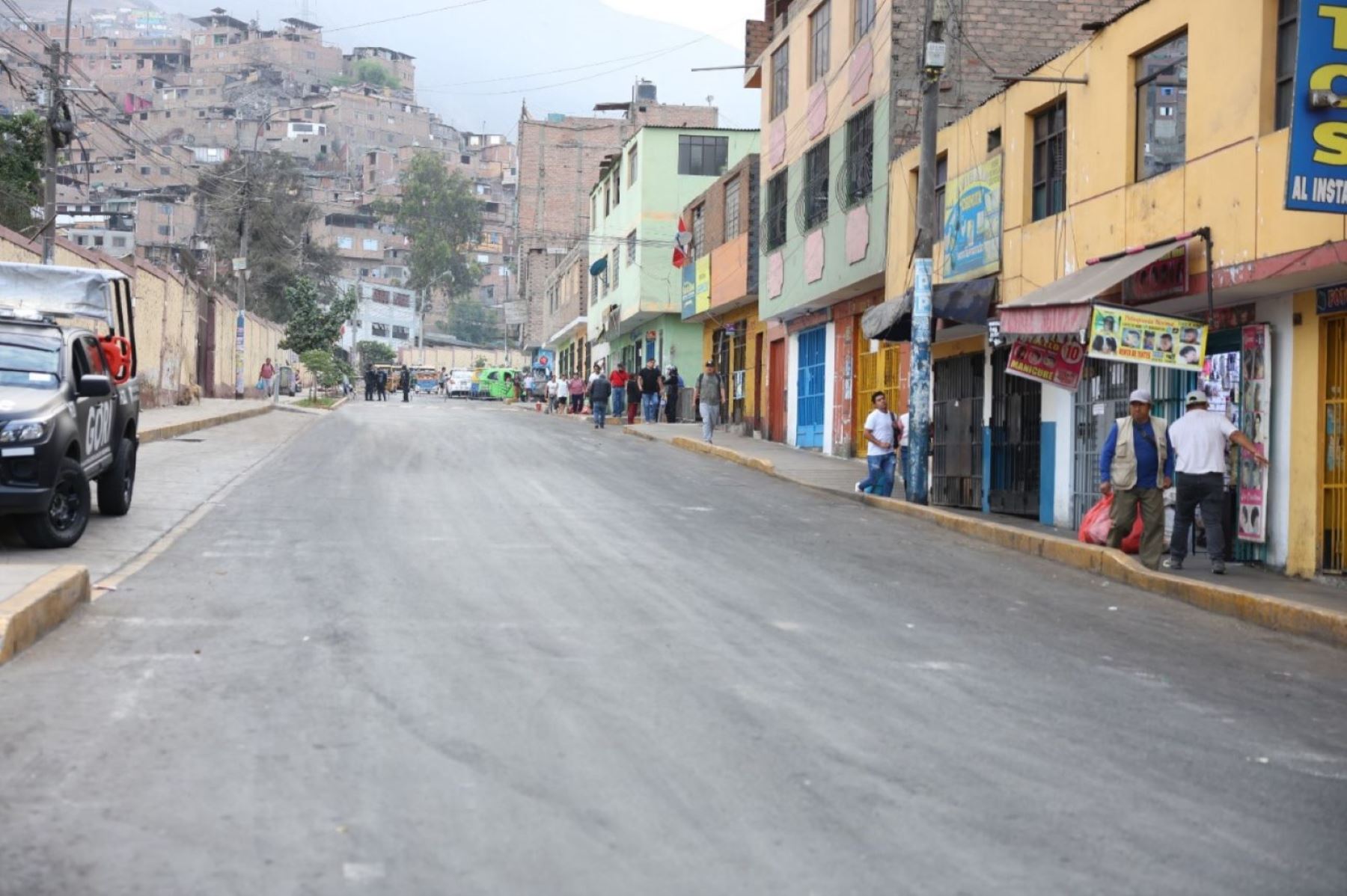 Luego de la recuperación de los espacios públicos se limpió las calles para que los vecinos y transeúntes puedan transitar por ellas, se mejoró las áreas verdes y se realizó el pintado de postes. Foto: Difusión