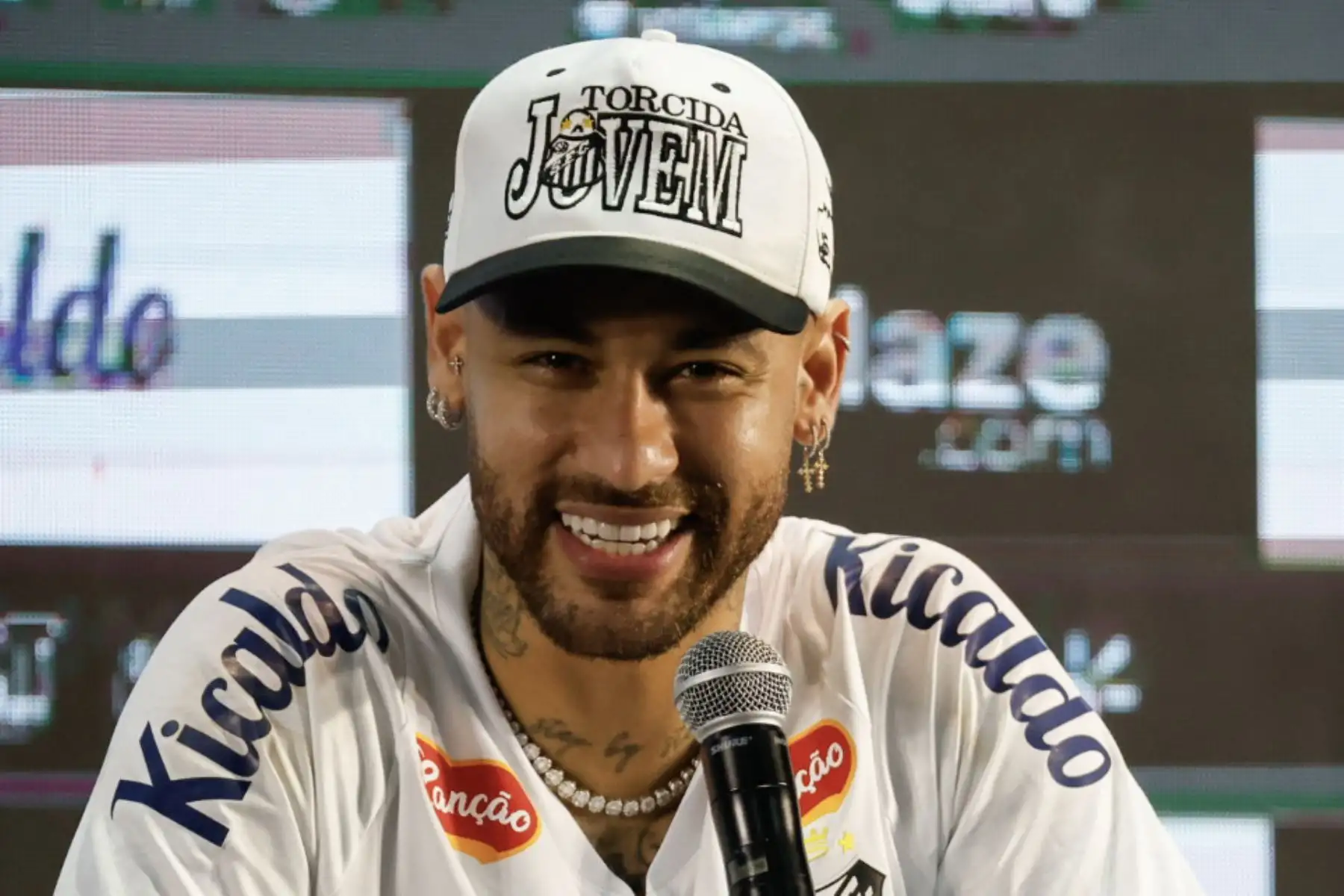 El delantero brasileño Neymar habla durante una rueda de prensa este viernes, en el estadio Vila Belmiro, en la ciudad de Santos (Brasil). Neymar está de vuelta en casa. El delantero brasileño se presentó oficialmente con el Santos ante miles de aficionados que transformaron el estadio Vila Belmiro en una gran fiesta y emocionaron a su nuevo 10, a pesar de la lluvia. Foto: EFE