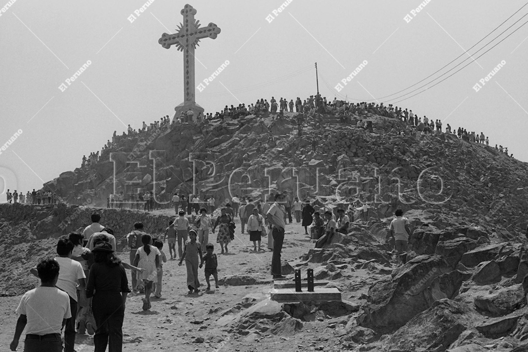 Lima - 2 mayo 1976 / Peregrinación a la cruz del Cerro San Cristóbal en el Rímac. Foto: Archivo Histórico de El Peruano / Alejandro Aguirre