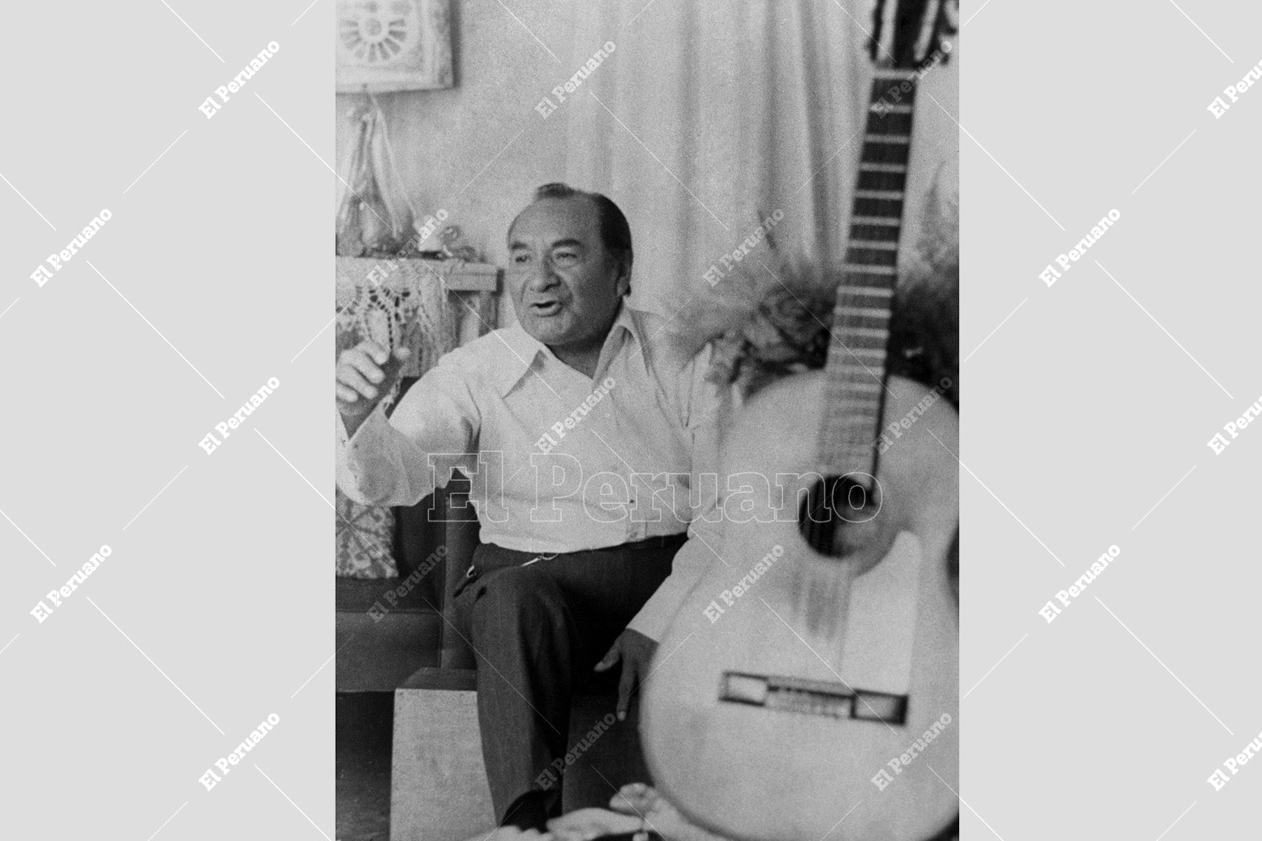 Lima - 24 marzo 1979 / Luciano Huambachano Temoche, compositor, cantante y guitarrista, autor del vals " Barrio bajopontino " dedicado al Rímac. Foto: Archivo Histórico de El Peruano / Víctor Palomino