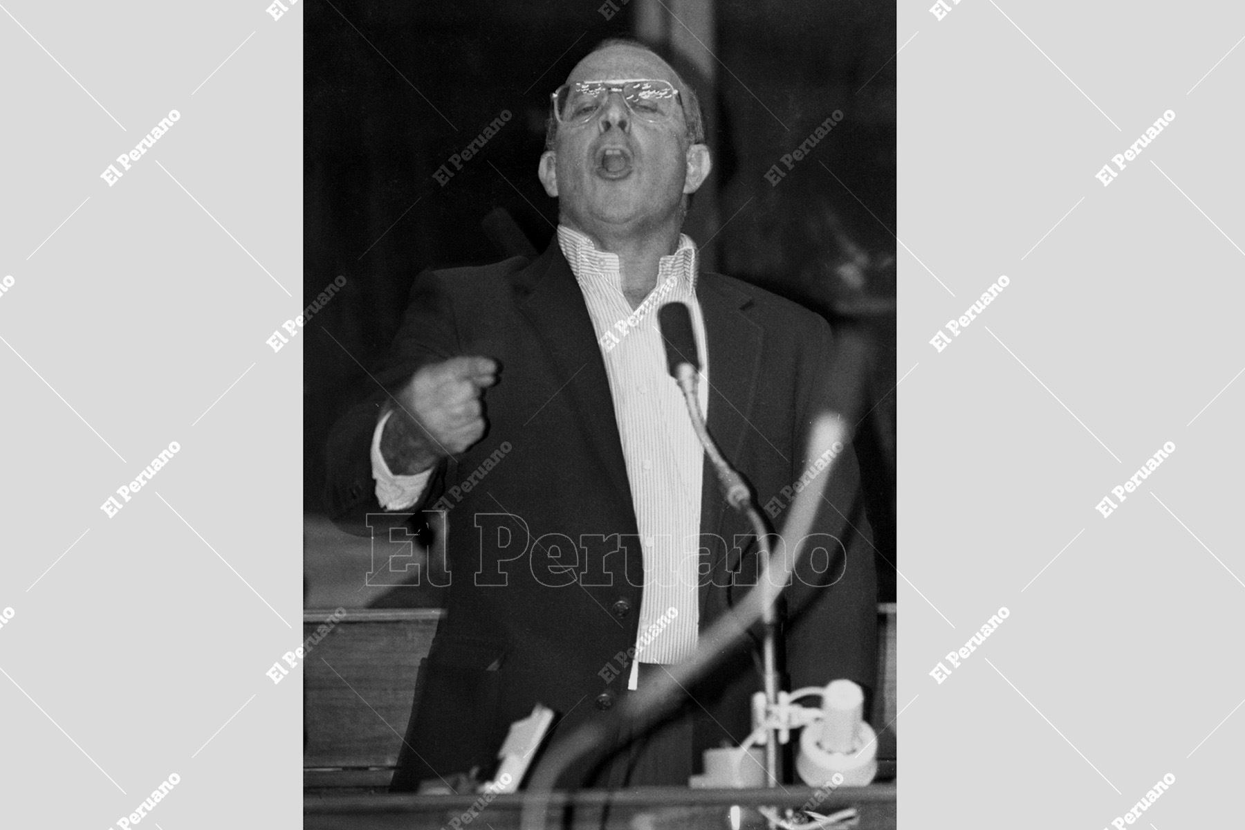 Lima - 13 octubre 1993 / Carlos Ferrero Costa en el Congreso Constituyente Democrático (CCD). Foto: Archivo Histórico de El Peruano