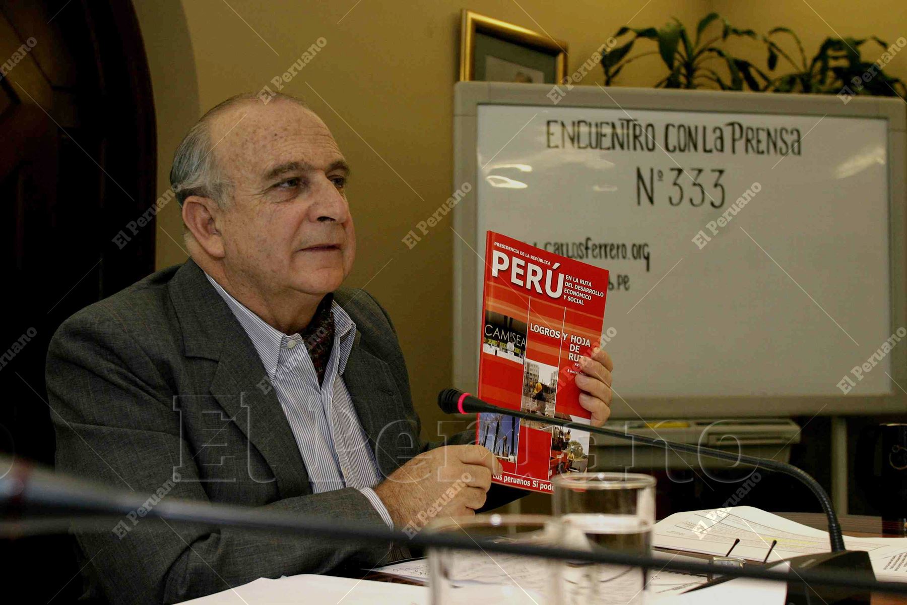 Lima - 2 julio 2005 / Carlos Ferrero Costa, presidente del Consejo de Ministros, plantea en conferencia de prensa elaborar un nuevo registro de cocaleros. Foto: Diario Oficial El Peruano / Vidal Tarqui