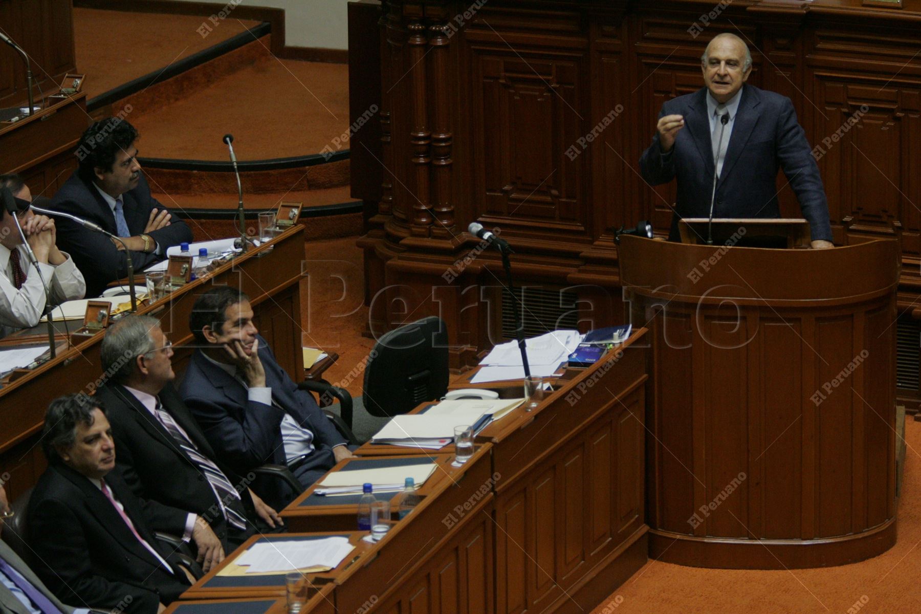 Lima - 10 enero 2005 / El presidente del Consejo de Ministros, Carlos Ferrero Costa, informa en el Congreso sobre la toma de la comisaria de Andahuaylas por un grupo de reservistas encabezado por Antauro Humala. Foto: Diario Oficial El Peruano / Vidal Tarqui