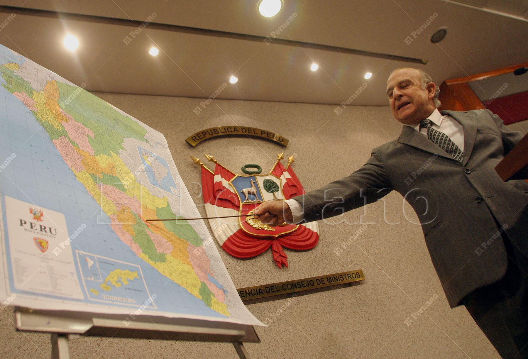 Lima - 16 abril 2005 / Carlos Ferrero, presidente del Consejo de Ministros, señala el mapa del Perú al tiempo de remarcar la ilegalidad de la norma regional que libera la producción de coca en el Cusco. Foto: Diario Oficial El Peruano / Juan Carlos Guzmán