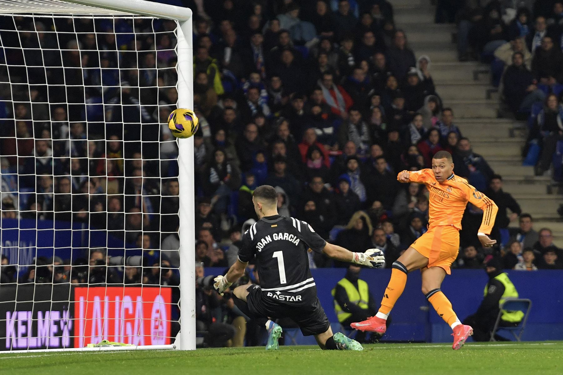 El delantero francés del Real Madrid, Kylian Mbappé, dispara a portería pero no logra marcar al portero español del Espanyol, Joan García, durante el partido de fútbol de la liga española entre el RCD Espanyol y el Real Madrid CF.
Foto: AFP