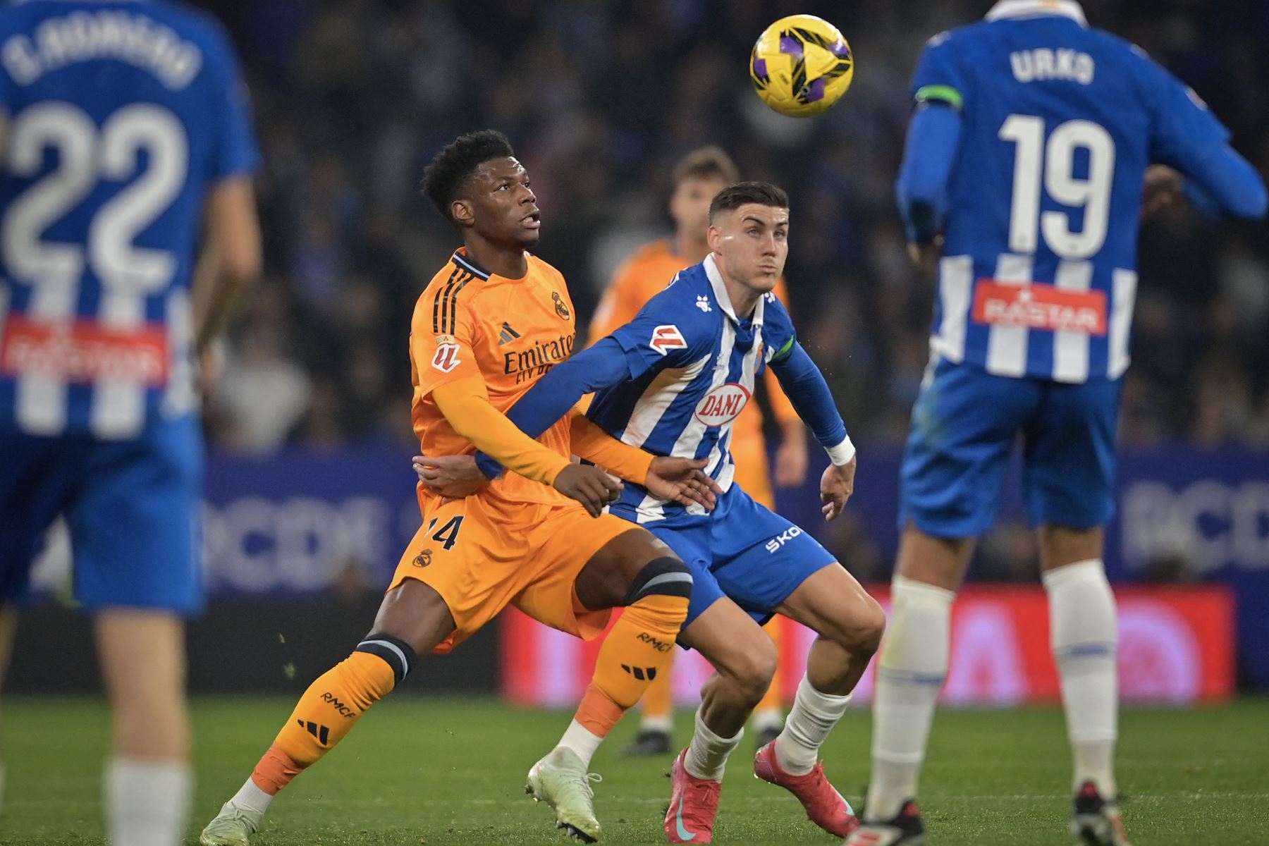 El centrocampista francés del Real Madrid, Aurelien Tchouameni es desafiado por el delantero español del Espanyol Roberto Fernández,  durante el partido de fútbol de la liga española entre el RCD Espanyol y el Real Madrid CF.
Foto: AFP