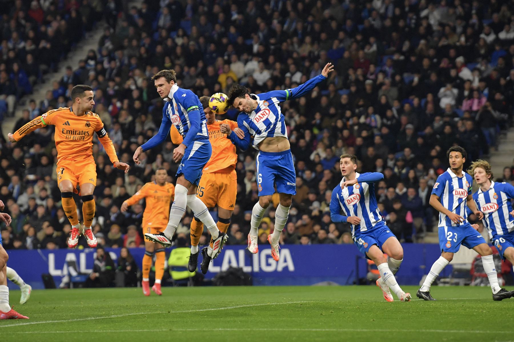 El futbolista español, Salvi Sánchez  y el defensor español,  Leandro Cabrera  jugaron con el defensor español Real Madrid, Raúl Asencio durante el partido de fútbol de la Liga española entre el RCD Espanyol y Real Madrid CF.
Foto. AFP