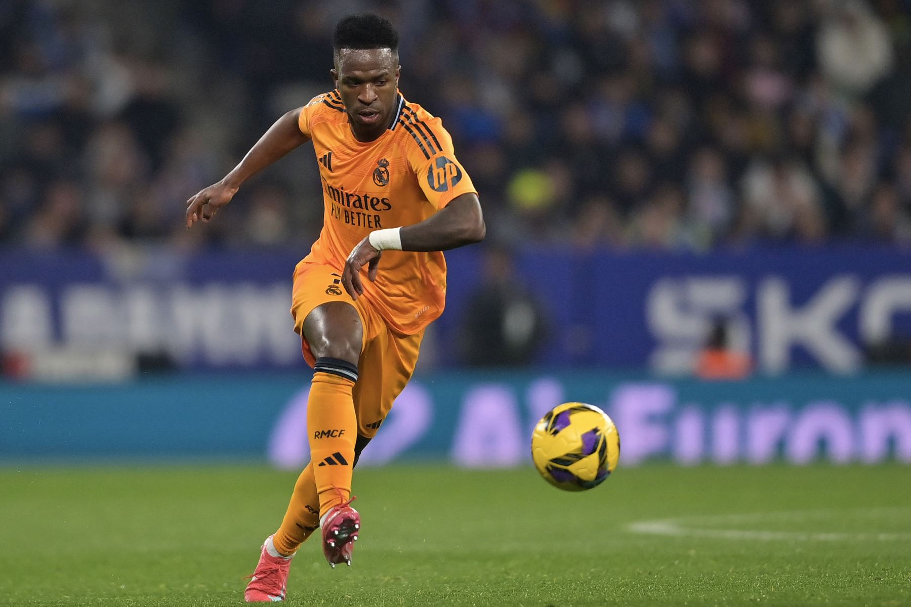 El delantero brasileño del Real Madrid, Vinicius Junior controla el balón durante el partido de fútbol de la liga española entre el RCD Espanyol y el Real Madrid.
Foto: AFP