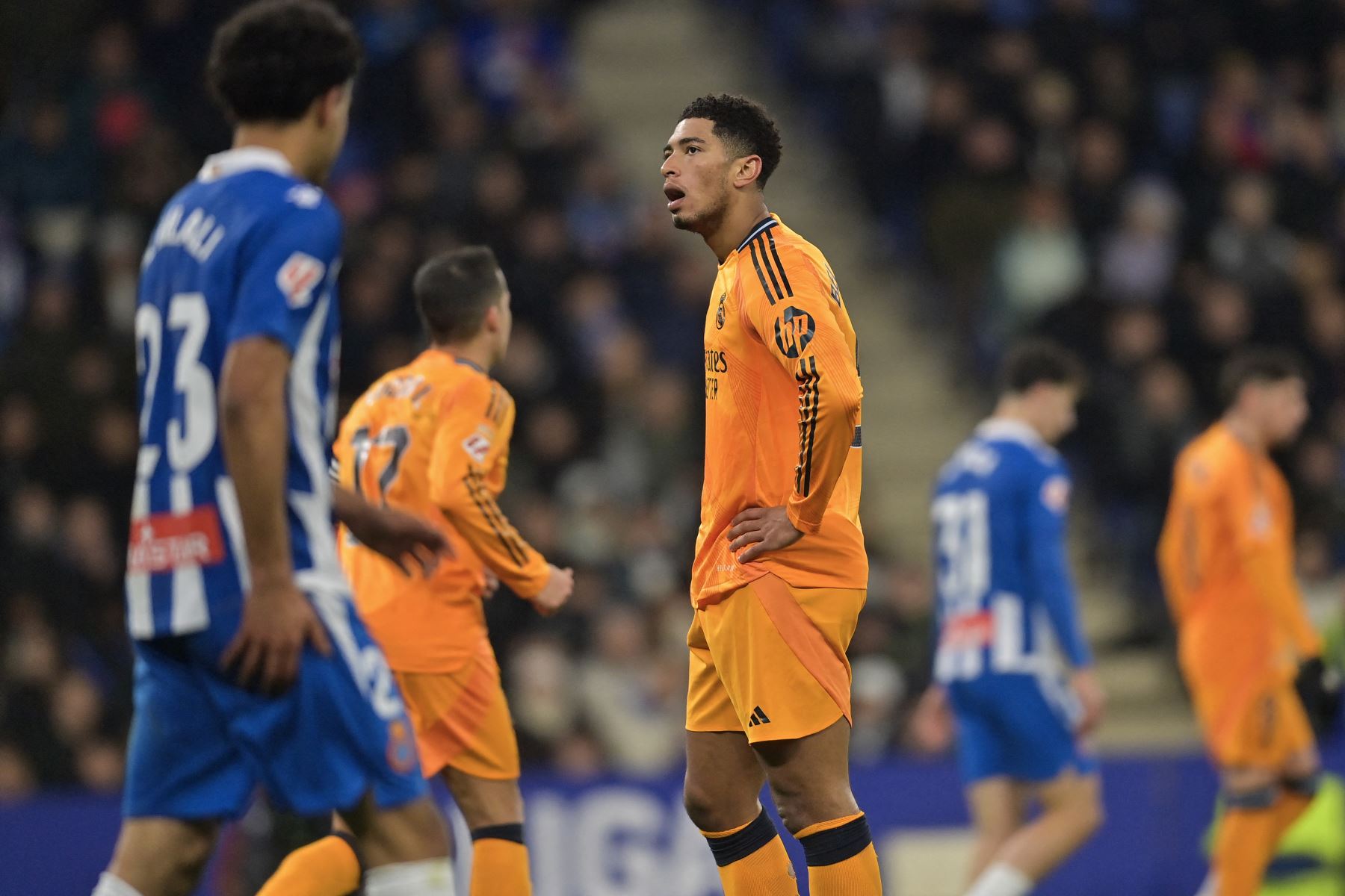 El centrocampista inglés del Real Madrid , Jude Bellingham reacciona durante el partido de fútbol de la liga española entre el RCD Espanyol y el Real Madrid CF.
Foto: AFP