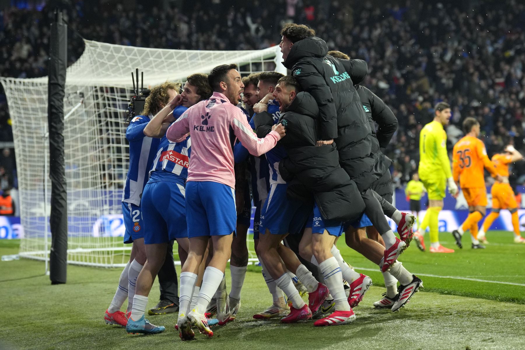 Los jugadores del Espanyol celebran el primer gol de su equipo durante el partido correspondiente a la jornada 22 de LaLiga EA Sports que compite entre Espanyol y Real Madrid.
Foto: EFE