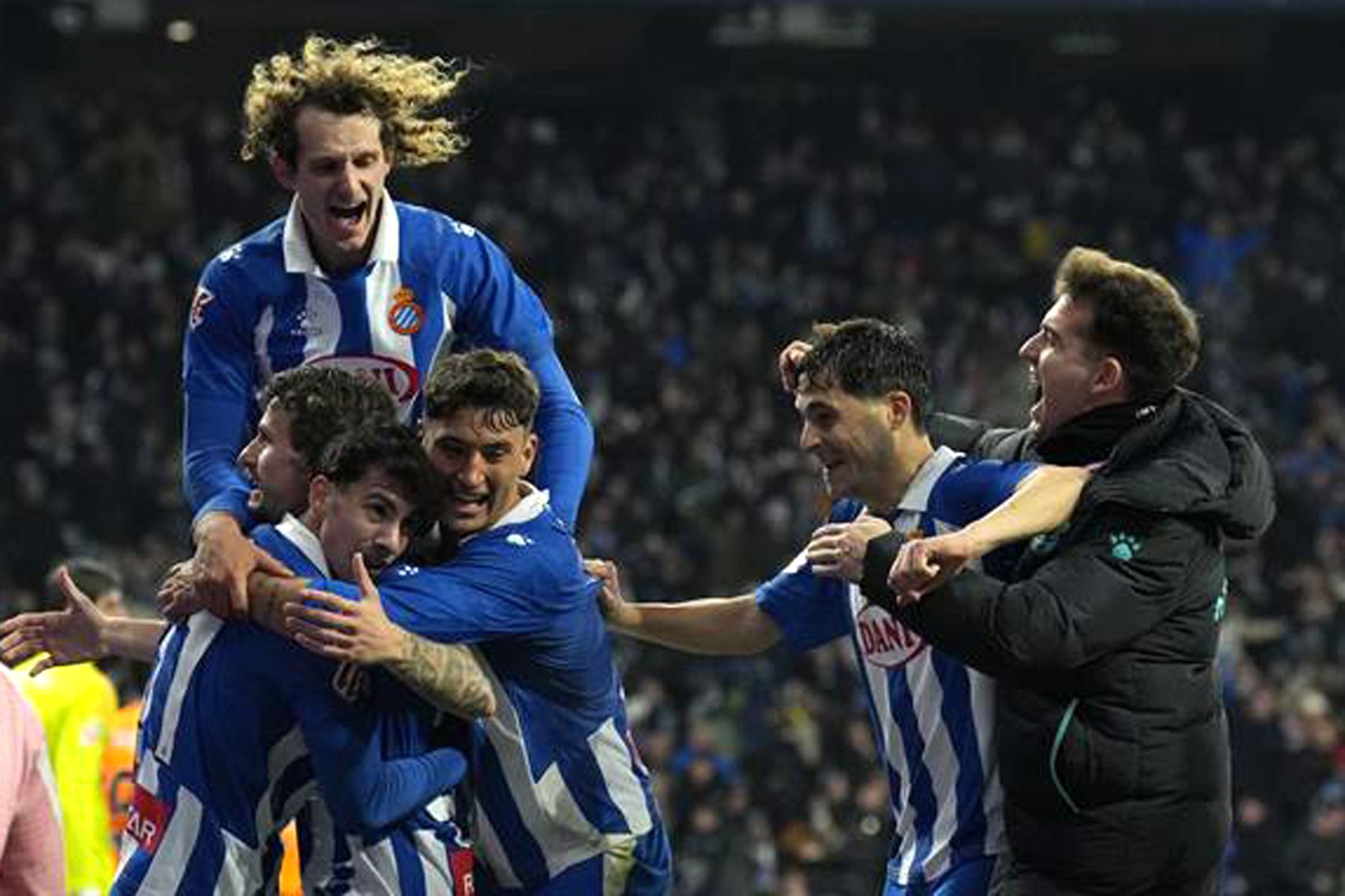 Los jugadores del Espanyol celebran el primer gol de su equipo durante el encuentro correspondiente a la jornada 22 de Laliga EA Sports que disputan el Espanyol y Real Madrid.
Foto: EFE