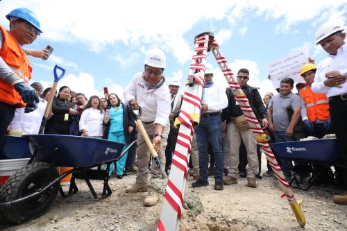 El ministro de Salud coloca la primera piedra para el inicio de obra del Hospital de Apoyo Celendín que beneficiará a más de 35 000 personas