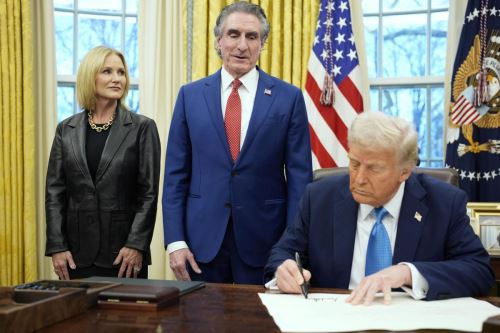 Donald Trump firma las órdenes ejecutivas que decretan la entrada en vigor de aranceles para Canadá, México y China. Foto: EFE