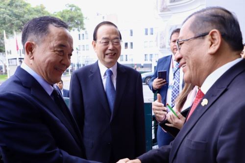 Presidente del Congreso, Eduardo Salhuana, recibe a delegación china de la Asamblea Popular Nacional de dicho país.