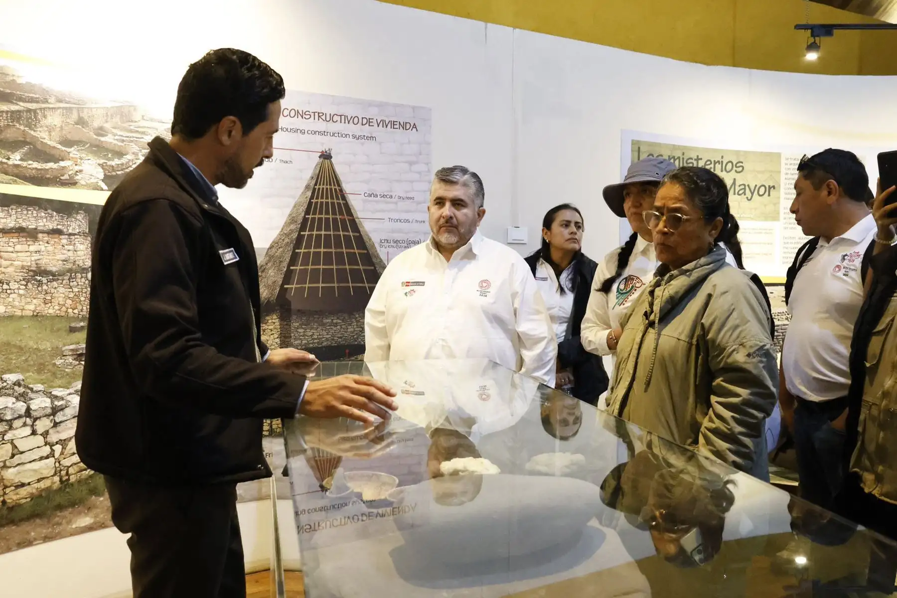 El ministro de Cultura, Fabricio Valencia,, llega a la llaqta de Kuélap, para verificar el avance de los trabajos del Programa de Investigación Arqueológica e Interdisciplinaria del Complejo Arqueológico Monumental Kuélap – PRIAK.
Foto:Mincul
