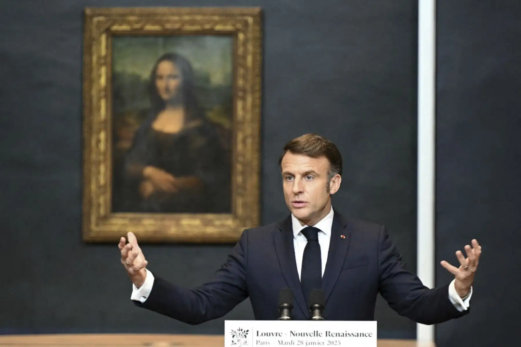 El presidente de Francia, Emmanuel Macron, da un discurso frente a la pintura "La Joconde" (la Mona Lisa) del artista italiano Leonardo Da Vinci en el Museo del Louvre de París el 28 de enero de 2025. La Mona Lisa de Leonardo da Vinci se trasladará a un nuevo espacio especial en el Louvre, accesible de forma independiente desde el resto del museo y por esta razón con su propio boleto de acceso, anunció Emmanuel Macron el 28 de enero de 2025. (Foto de Bertrand GUAY / POOL / AFP)