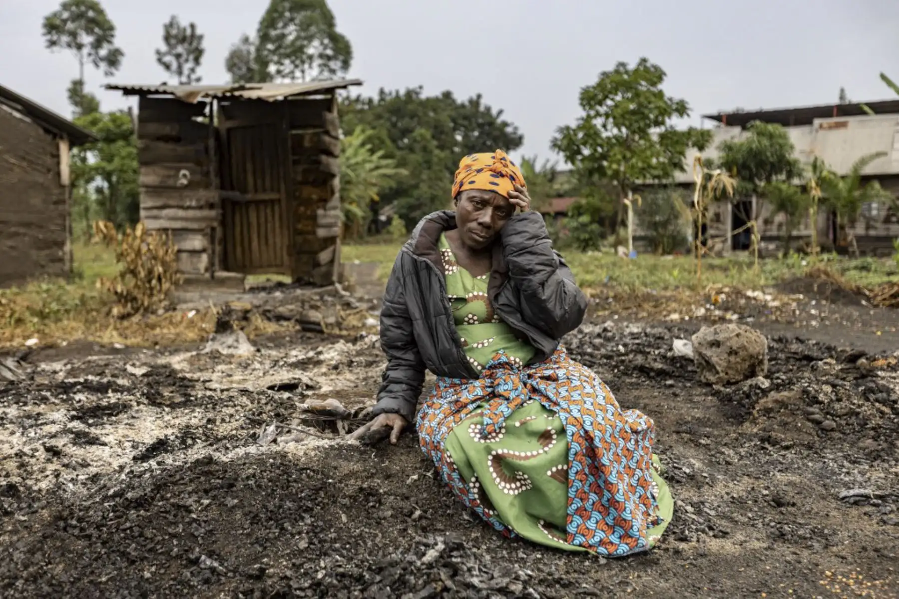 Una residente se sienta donde una vez estuvo su casa, ahora destruida y quemada durante los enfrentamientos en el este de la República Democrática del Congo, en Sake el 28 de enero de 2025. La República Democrática del Congo Oriental se ha convertido en un campo de batalla desde que los combatientes del grupo armado M23 y las fuerzas ruandeses entraron en el centro de Goma después de un avance de semanas a través de la región. Foto: AFP