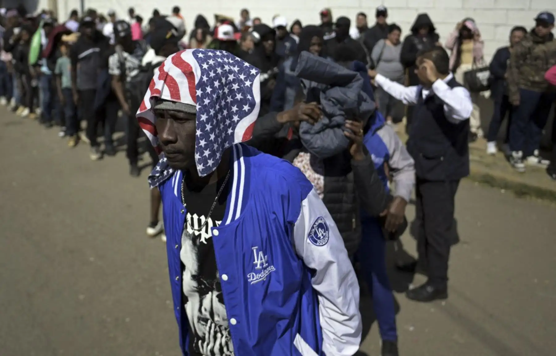 Un migrante espera fuera de las instalaciones de la Comisión de Asistencia a los Refugiados (COMAR) para completar su papeleo para su nombramiento del CBP, en Naucalpan, Estado de México, el 28 de enero de 2025. El presidente de los Estados Unidos, Donald Trump, canceló las citas de CBP One para los migrantes que querían entrar en los Estados Unidos. (Foto de ALFREDO ESTRELLA / AFP)