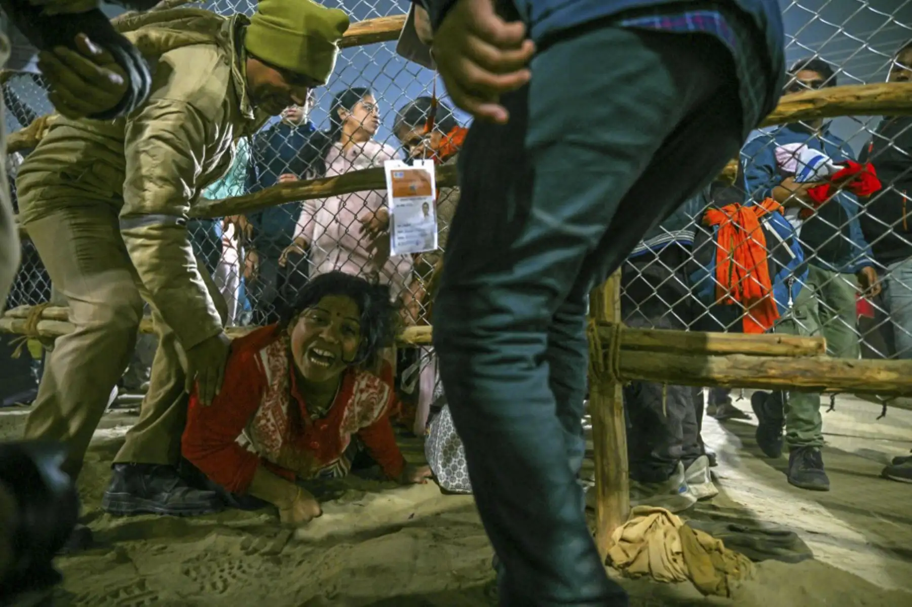 Un devoto reacciona en el lugar de una estampida en medio del festival Maha Kumbh Mela en curso en Prayagraj el 29 de enero de 2025. (Foto de ARUN SANKAR / AFP)